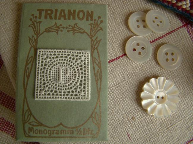 Adorable monogramme P dans un cartouche ajouré en fine batiste 1900-20