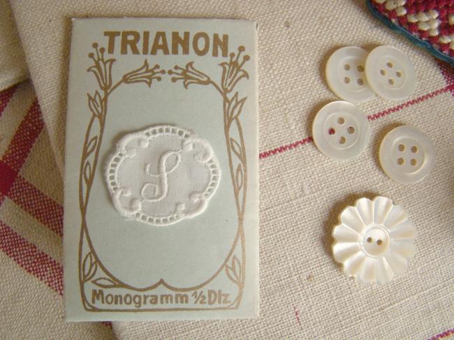 Adorable monogramme S dans un cartouche ajouré de fine batiste 1900-20