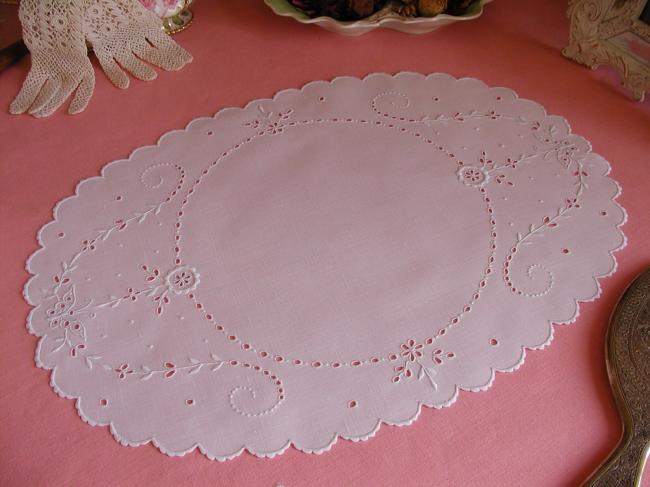 Romantique centre de table festonné & broderie anglaise avec papillon