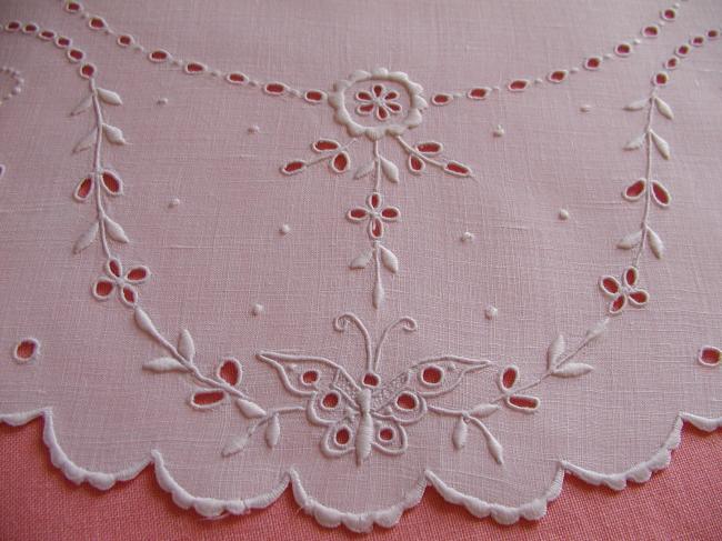 Romantique centre de table festonné & broderie anglaise avec papillon