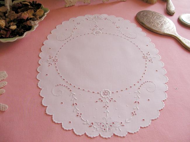 Romantique centre de table festonné & broderie anglaise avec papillon