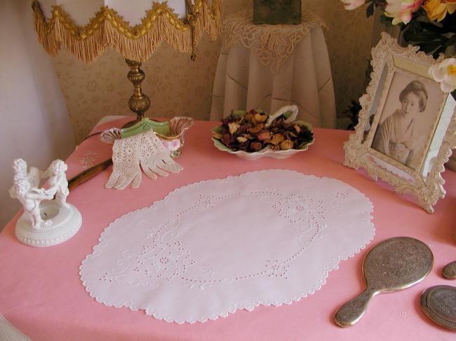 Romantique centre de table festonné & broderie anglaise avec clématite