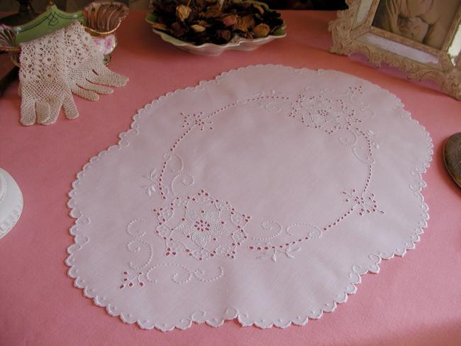 Romantique centre de table festonné & broderie anglaise avec clématite