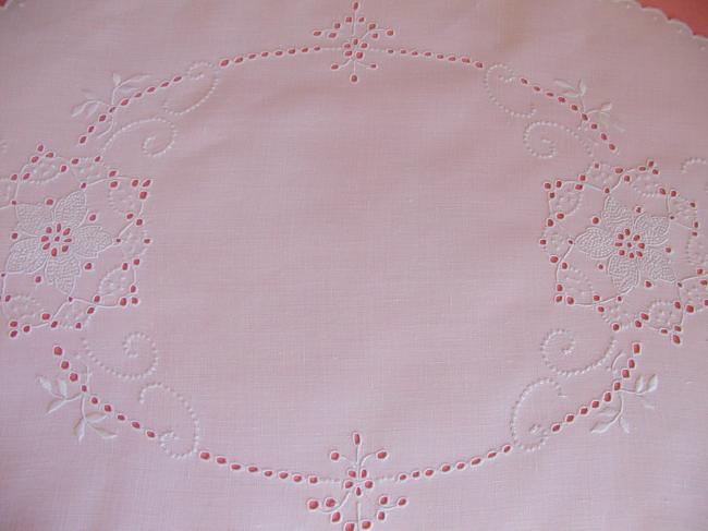 Romantique centre de table festonné & broderie anglaise avec clématite