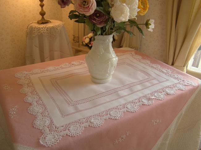 Superbe grand centre de table, riches rivières ajourées et dentelle Cluny