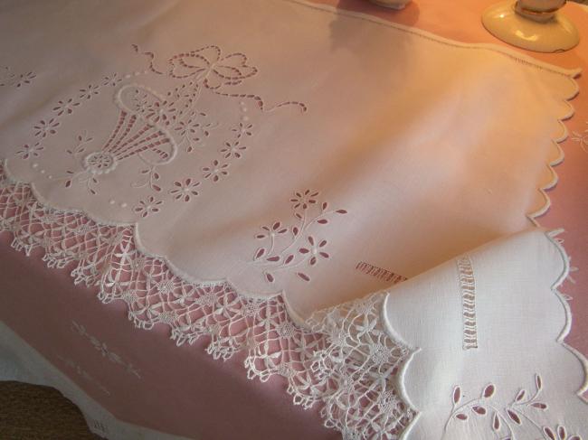 Splendeur de dessus de cheminée ou commode en broderie Richelieu & Cluny