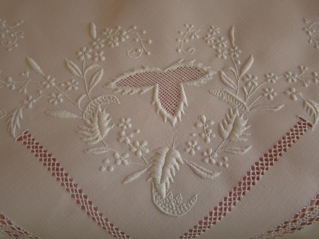 Merveilleuse nappe richement brodée de petites fleurs et feuillage ajouré 1900