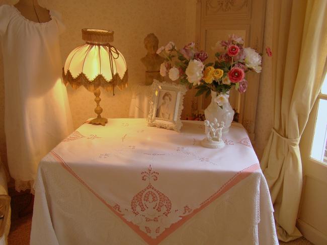 Magnifique nappe brodée à la Richelieu de paniers de roses de Provins