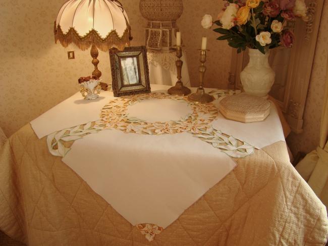 Superbe nappe brodée de larges fleurs de lys à la Richelieu 1930