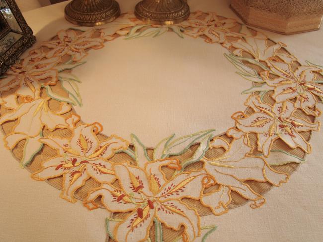 Superbe nappe brodée de larges fleurs de lys à la Richelieu 1930