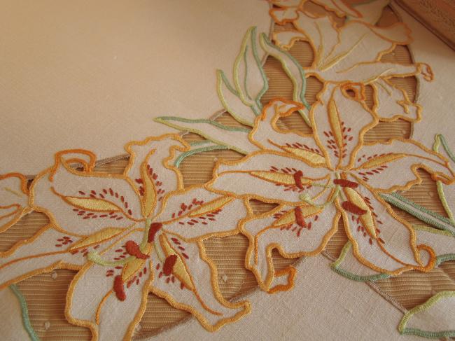 Superbe nappe brodée de larges fleurs de lys à la Richelieu 1930