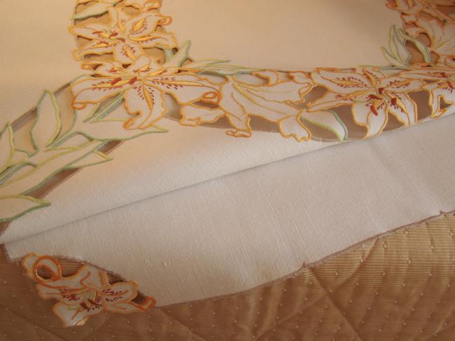 Superbe nappe brodée de larges fleurs de lys à la Richelieu 1930