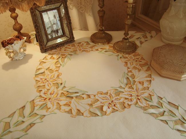 Superbe nappe brodée de larges fleurs de lys à la Richelieu 1930