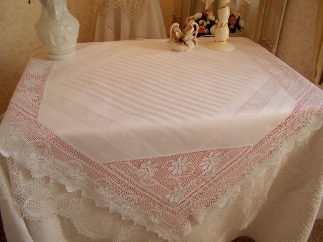 Merveilleuse nappe, damassé de feuilles d'acanthe, entourée d'une riche dentelle