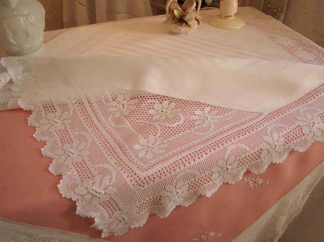 Merveilleuse nappe, damassé de feuilles d'acanthe, entourée d'une riche dentelle