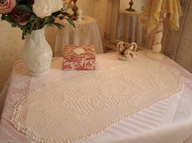 Charmant chemin de table en dentelle de crochet, décor de roses et papillon