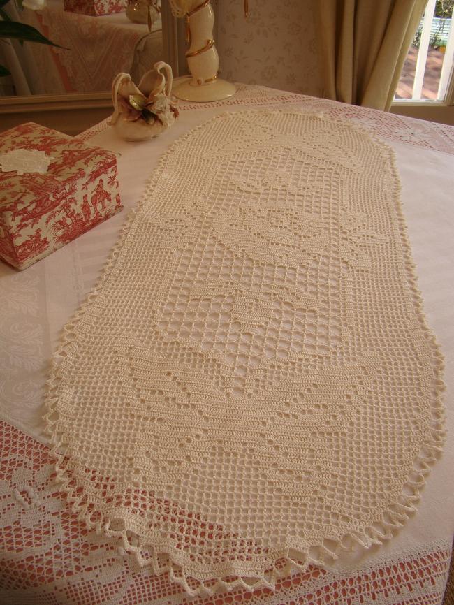 Charmant chemin de table en dentelle de crochet, décor de roses et papillon