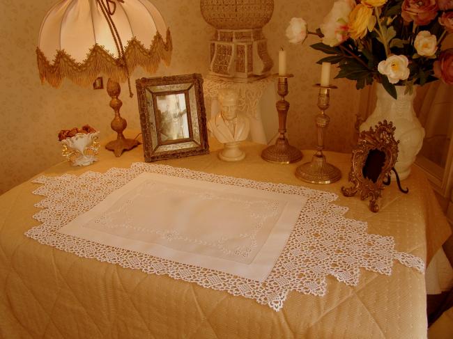 Merveilleux chemin de table brodé de fleurs entouré d'une riche dentellle main