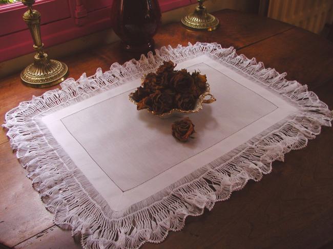 Très grâcieux centre de table avec une voluptueuse dentelle de Macramé