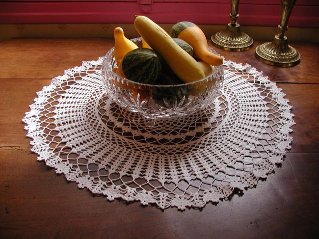 Très grâcieux centre de table en dentelle de crochet 1930