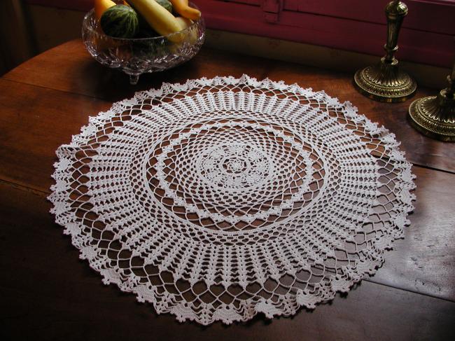 Très grâcieux centre de table en dentelle de crochet 1930