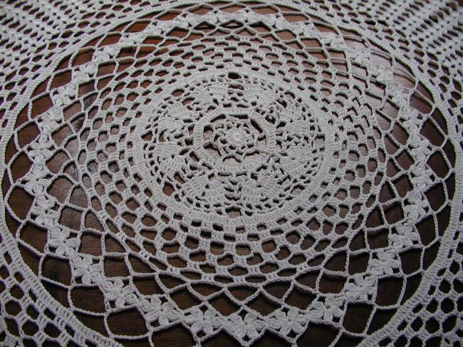 Très grâcieux centre de table en dentelle de crochet 1930