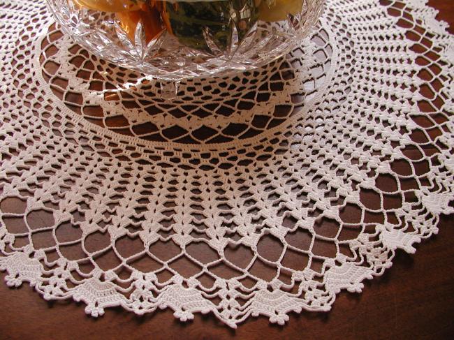 Très grâcieux centre de table en dentelle de crochet 1930