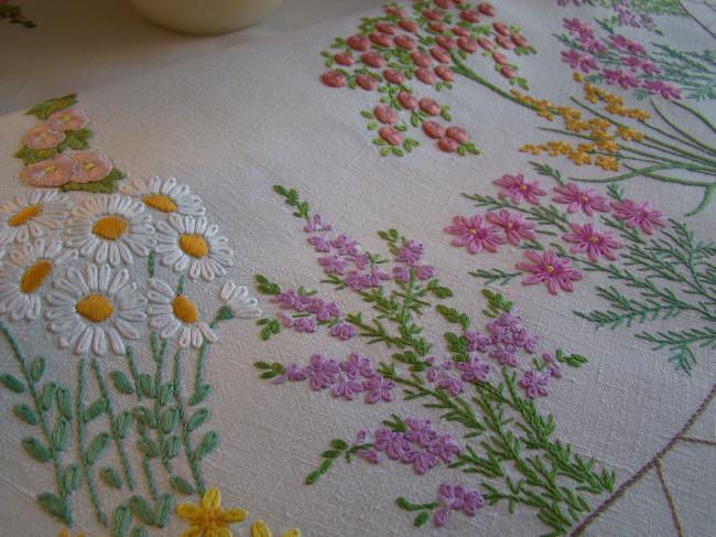 Breathtaking tablecloth with hand-embroidered Summer's flowers