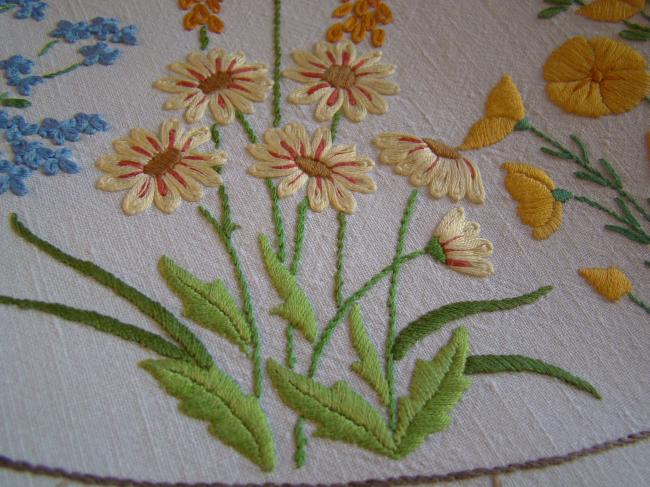 Breathtaking tablecloth with hand-embroidered Summer's flowers