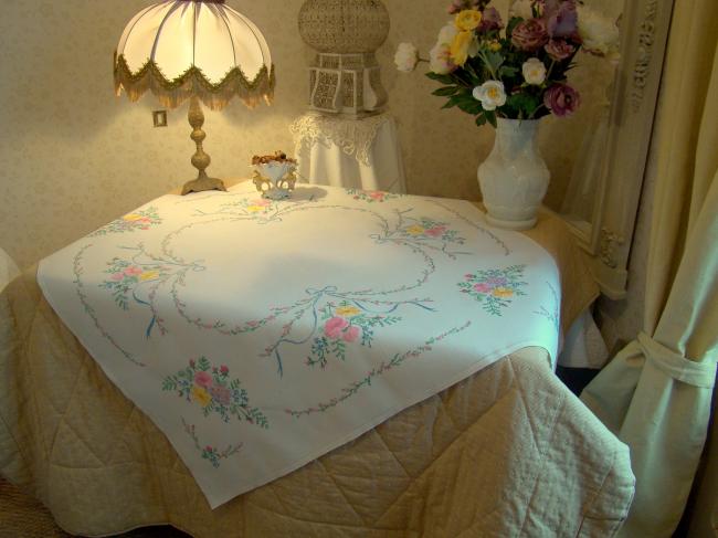 Romantique nappe brodée d'une couronne de bruyère & rubans, bouquet de fleurs