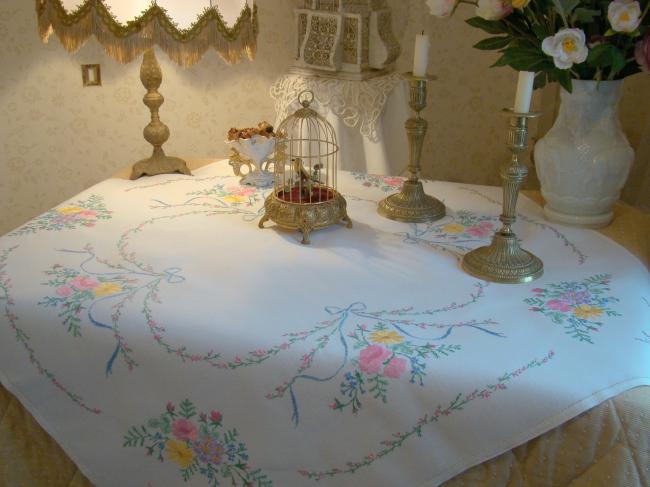 Romantique nappe brodée d'une couronne de bruyère & rubans, bouquet de fleurs