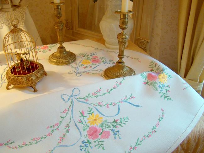 Romantique nappe brodée d'une couronne de bruyère & rubans, bouquet de fleurs