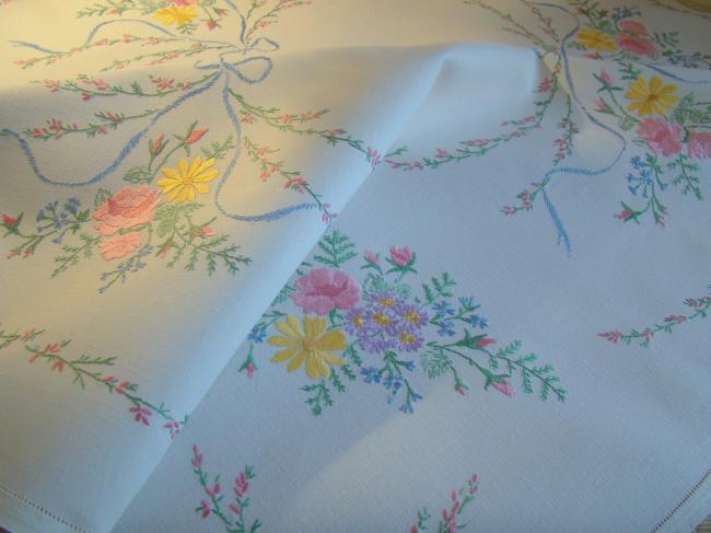 Romantique nappe brodée d'une couronne de bruyère & rubans, bouquet de fleurs