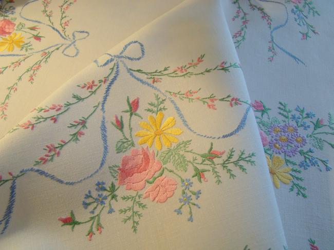 Romantique nappe brodée d'une couronne de bruyère & rubans, bouquet de fleurs