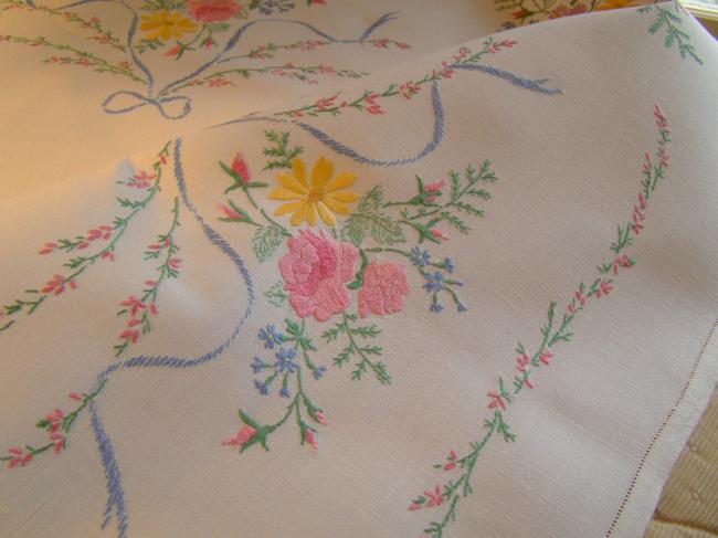 Romantique nappe brodée d'une couronne de bruyère & rubans, bouquet de fleurs