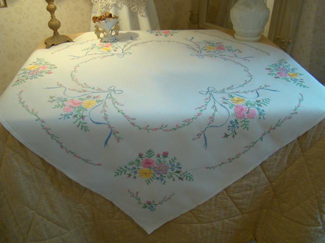 Romantique nappe brodée d'une couronne de bruyère & rubans, bouquet de fleurs