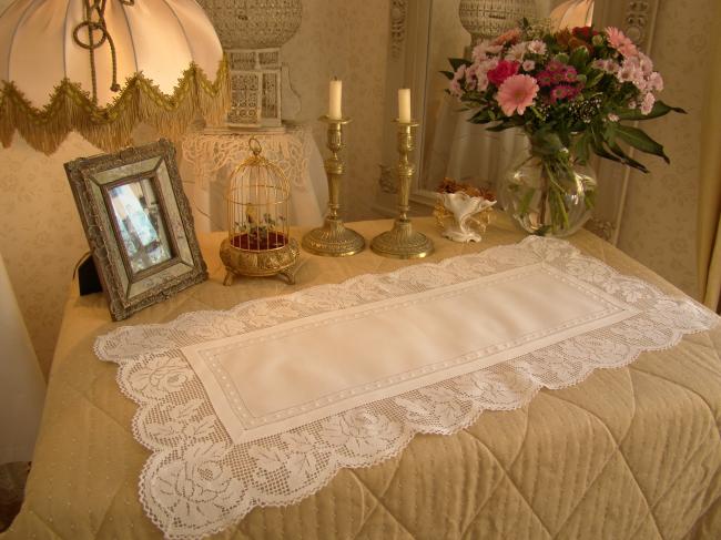 Merveilleux chemin de table ajouré et brodé avec pourtour de dentelle de roses