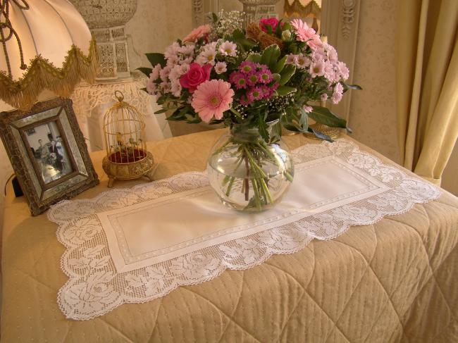 Merveilleux chemin de table ajouré et brodé avec pourtour de dentelle de roses