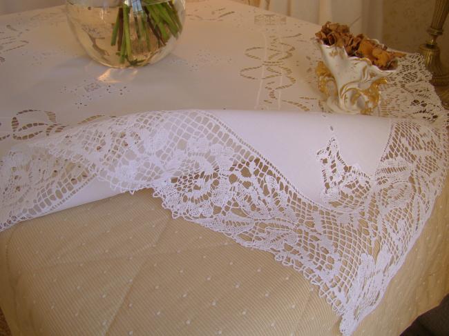 Merveilleuse nappe brodée à la Richelieu de noeuds, églantines &dentelle fuseaux