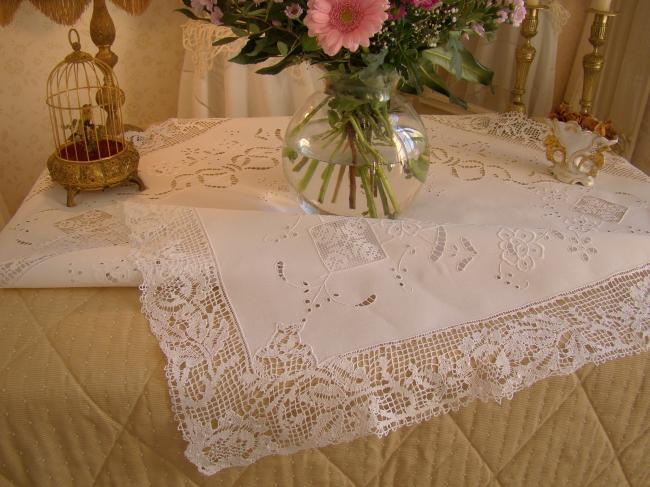 Merveilleuse nappe brodée à la Richelieu de noeuds, églantines &dentelle fuseaux