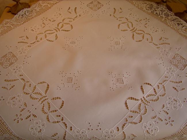 Merveilleuse nappe brodée à la Richelieu de noeuds, églantines &dentelle fuseaux