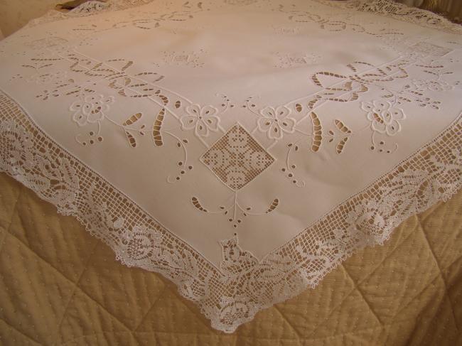 Merveilleuse nappe brodée à la Richelieu de noeuds, églantines &dentelle fuseaux