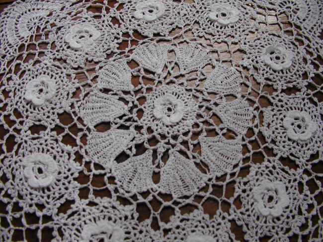 Lovely doily in irish guipure lace 1930