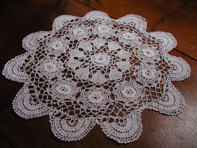 Lovely doily in irish guipure lace 1930