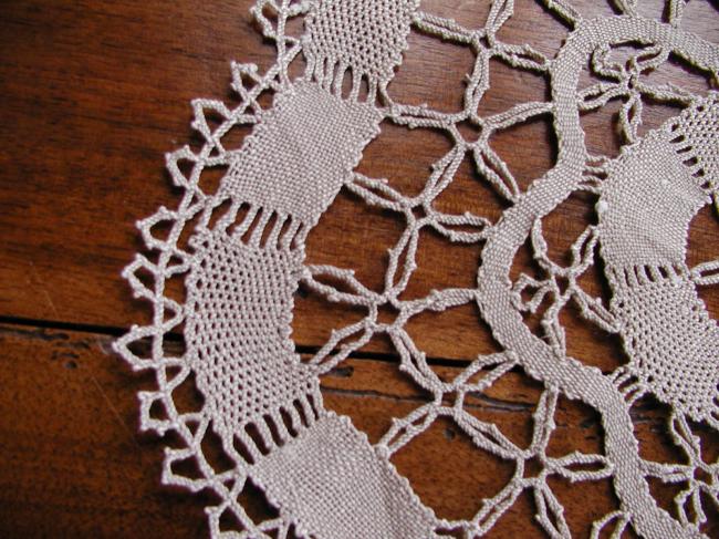 Lovely round Cluny bobbin lace doily 1920