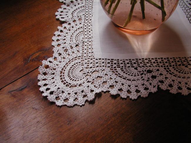 Gorgeous linen doily with irish guipure lace 1910