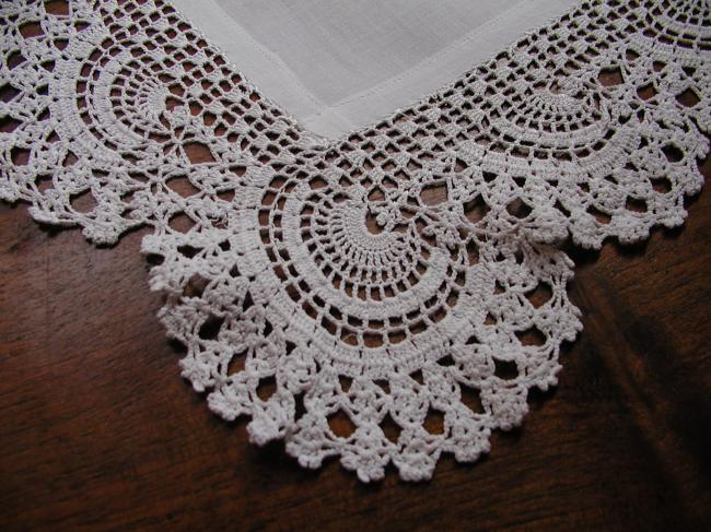 Gorgeous linen doily with irish guipure lace 1910