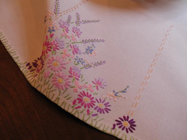 So sweet tablecloth with colourful embroidered flowers