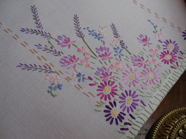 So sweet tablecloth with colourful embroidered flowers