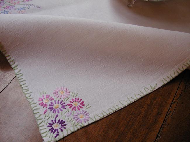 So sweet tablecloth with colourful embroidered flowers